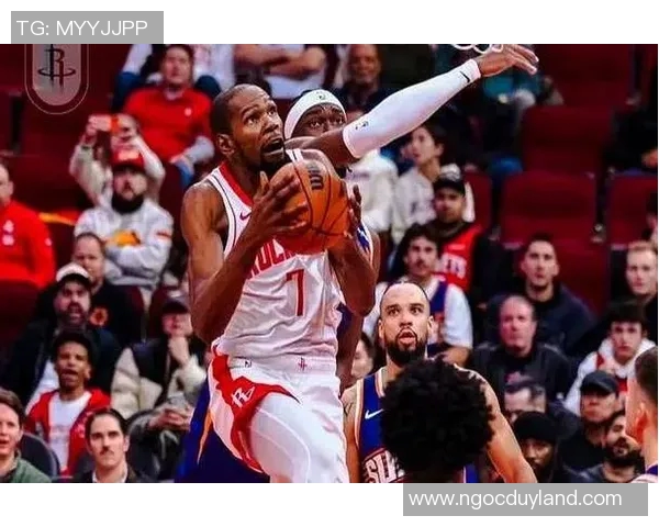 骑士与猛龙激战正酣NBA赛事精彩对决引发球迷热议