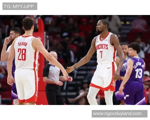 火箭与爵士西部半决赛激战正酣球迷期待精彩对决与逆转时刻